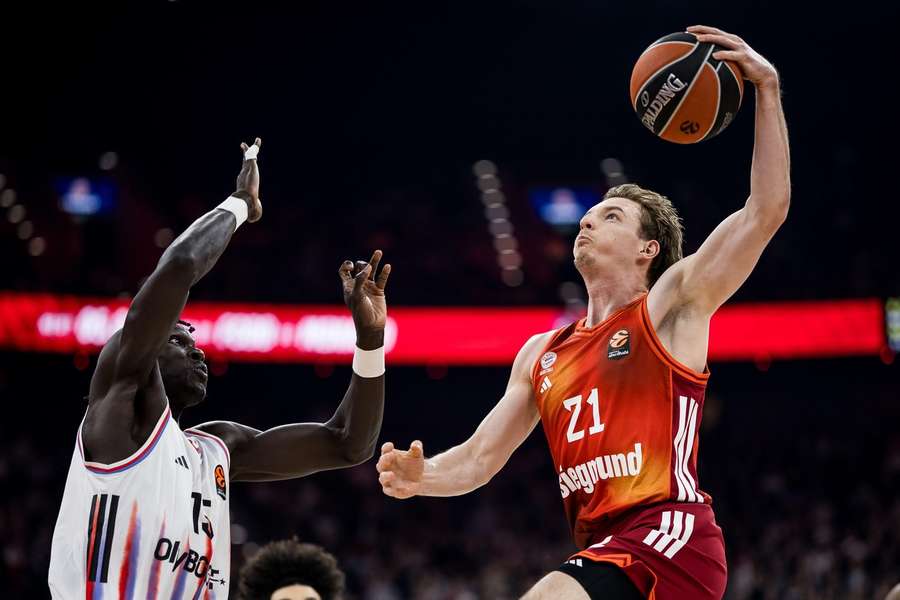 Bayerns Justus Hollatz (r.) geht gegen Paris zum Korb
