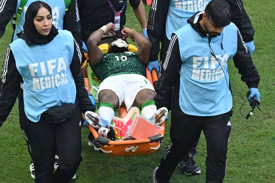 Yasser Al-Shahrani saiu de maca do jogo