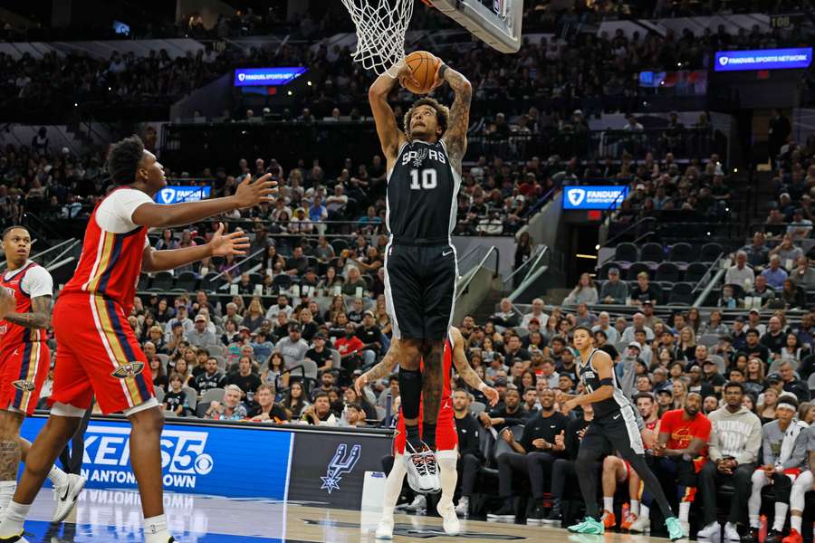 Dziesięć punktów Sochana w siódmym w tym sezonie zwycięstwie Spurs