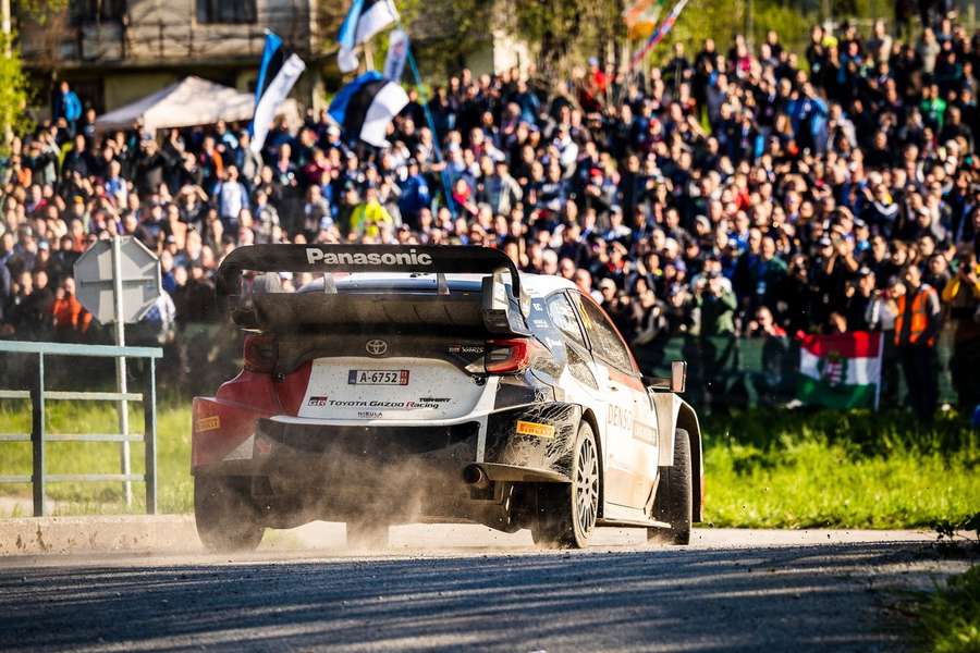 Elfyn Evans se svou Toyotou.