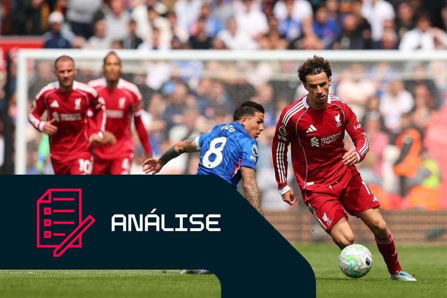 Curtis Jones, do Liverpool, ultrapassa Enzo Fernandez, do Chelsea Curtis Jones, do Liverpool, ultrapassa Enzo Fernandez, do Chelsea