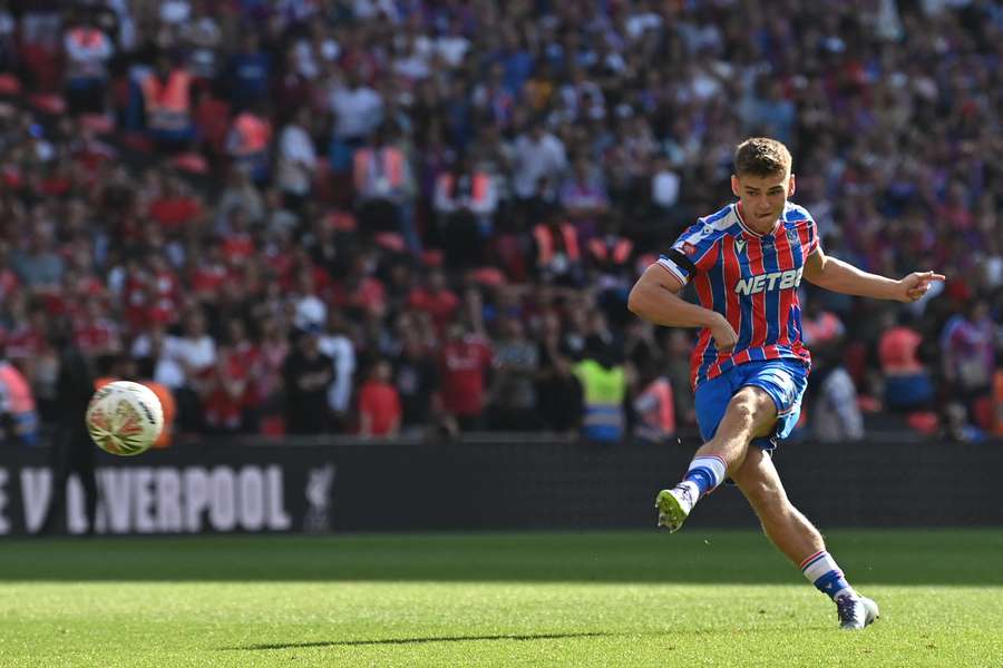 Devenny cobrou o pênalti decisivo para o Crystal Palace
