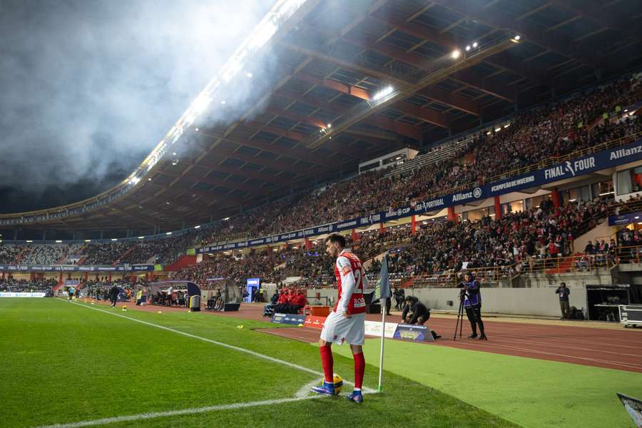 Ricardo Horta, do SC Braga, prepara-se para bater um canto.