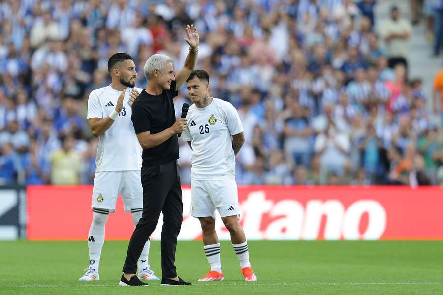 Luís Castro foi homenageado no Dragão