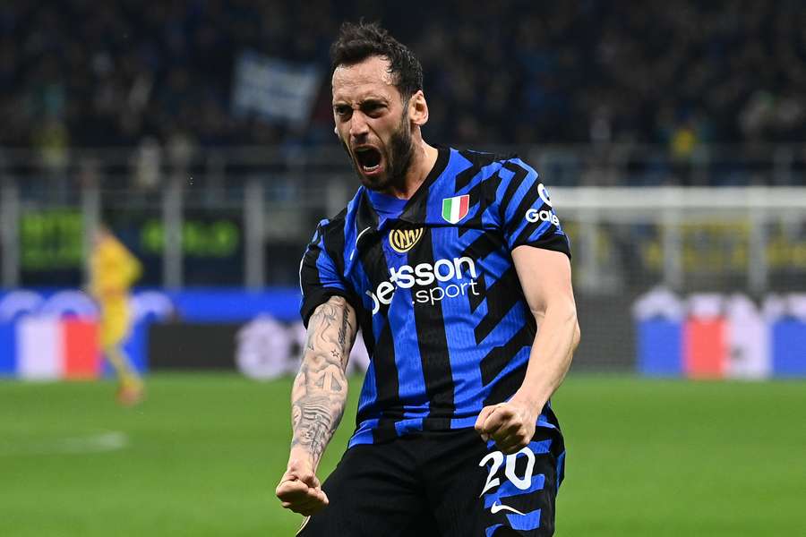 Hakan Calhanoglu vyrovnával proti Monze na 2:2 a Inter nakonec zvítězil 3:2.