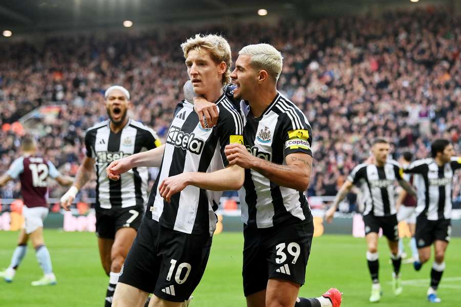 Newcastle zdemolowało Aston Villę po kontrowersyjnej czerwonej kartce