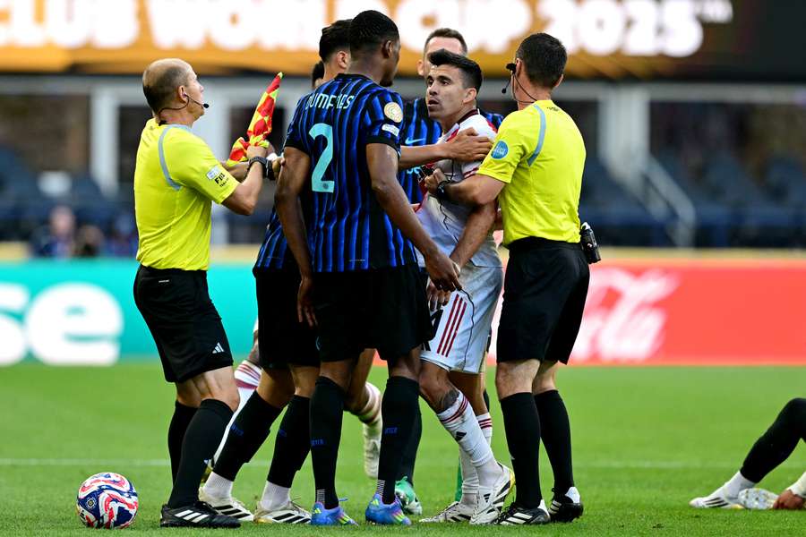 Rissa sfiorata, Acuña contro Dumfries