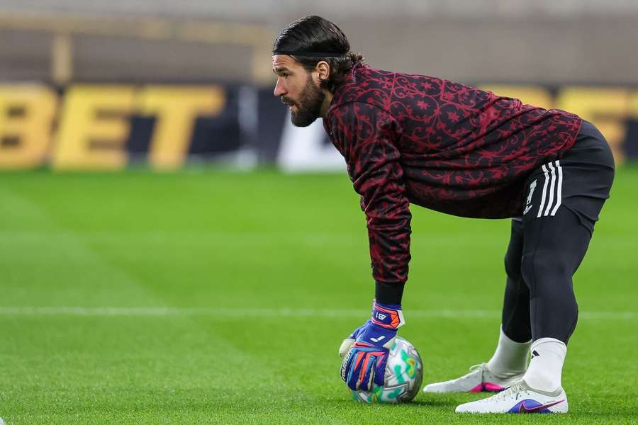 Liverpool si s předstihem pojistil služby gólmana Alissona. Liverpool si s předstihem pojistil služby gólmana Alissona.