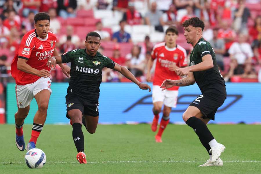 Diogo Travassos tenta parar Bah