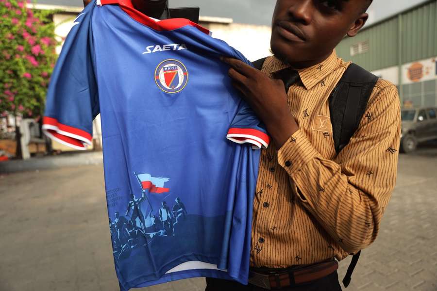 Haiti, obligată să își modifice echipamentul de la Cupa Mondială din cauza imaginilor de război Haiti, obligată să își modifice echipamentul de la Cupa Mondială din cauza imaginilor de război