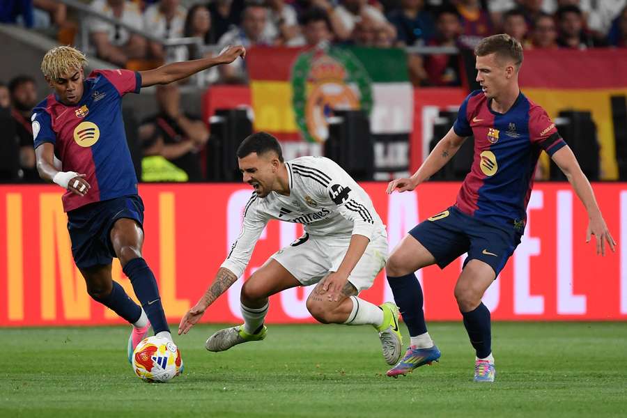 Ceballos cae tras una entrada de Dani Olmo y ante la presencia de Lamine Yamal