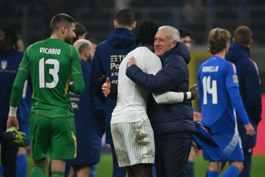 Didier Deschamps festeggia a fine gara