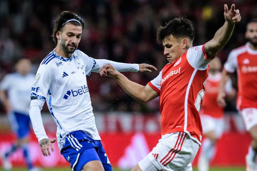 Internacional e Cruzeiro foram para o intervalo empatados em 0 a 0