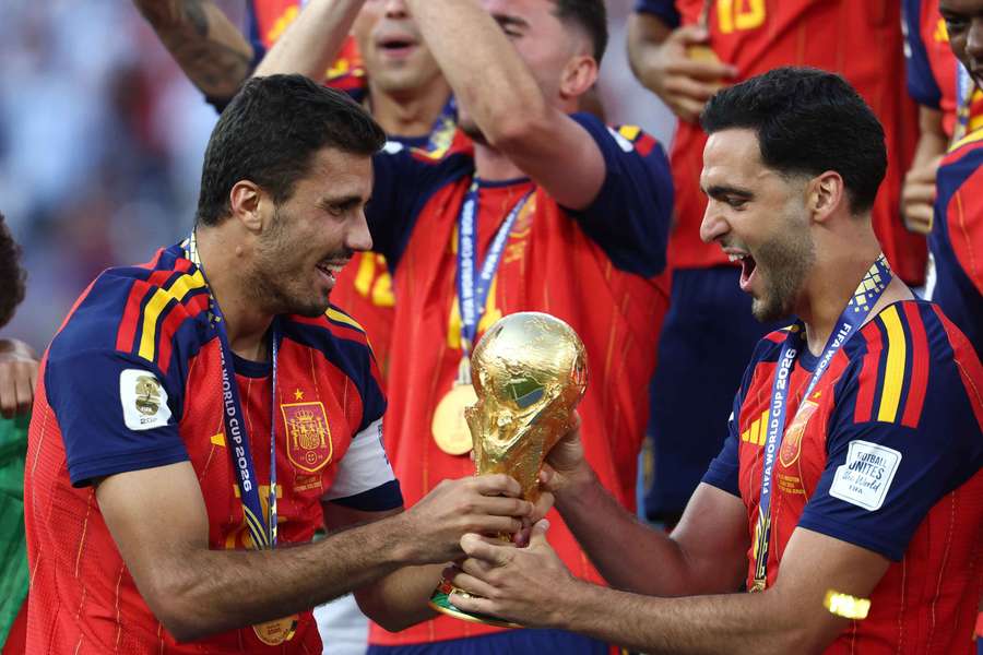 Rodri foi o responsável por erguer a taça de campeão Rodri foi o responsável por erguer a taça de campeão