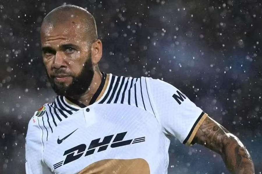 Dani Alves aguarda o julgamento em prisão preventiva