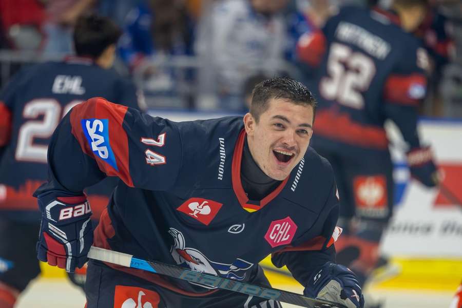 Die Adler Mannheim gewinnen in einem Thriller-Match. Die Adler Mannheim gewinnen in einem Thriller-Match.