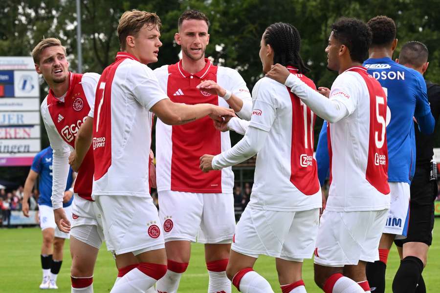 Ajax wint met invaller Berghuis oefenwedstrijd tegen Rangers