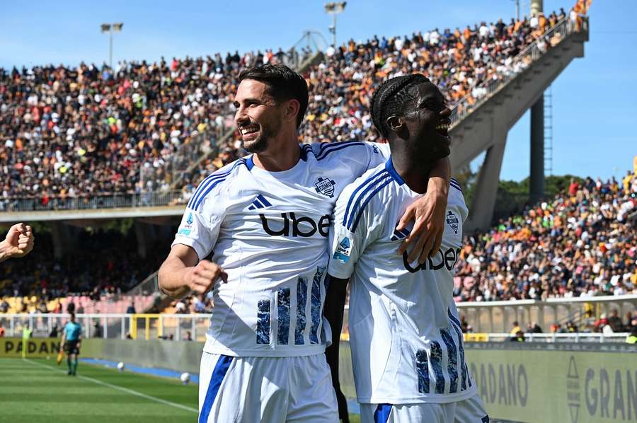Hráči Coma slaví gól v zápase s Lecce.