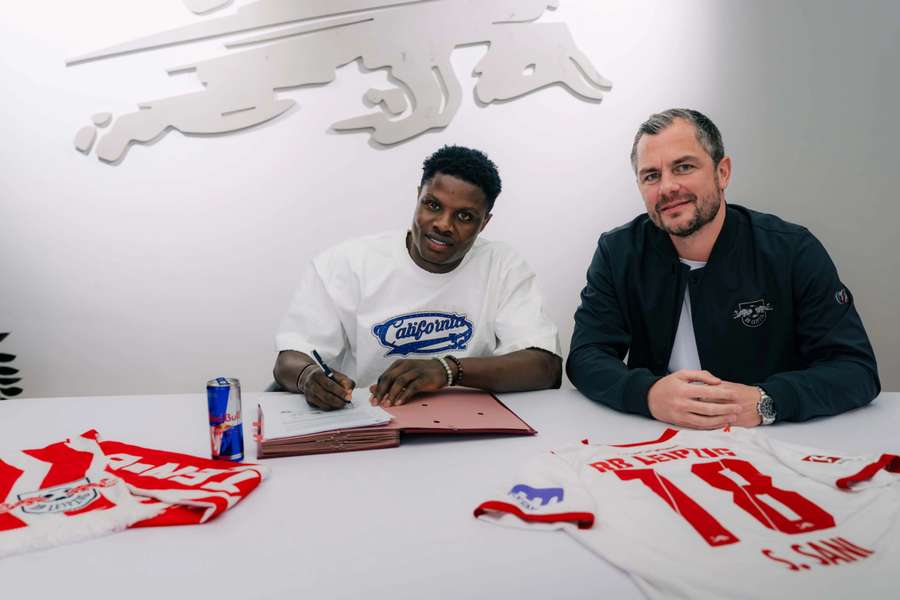 Sani Suleiman pri podpise zmluvy s Lipskom.