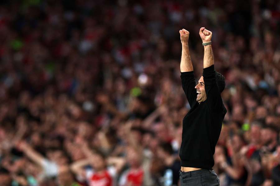 Mikel Arteta celebra o triunfo com o Arsenal