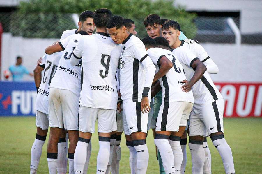 Botafogo teve trabalho extra com jogador a menos