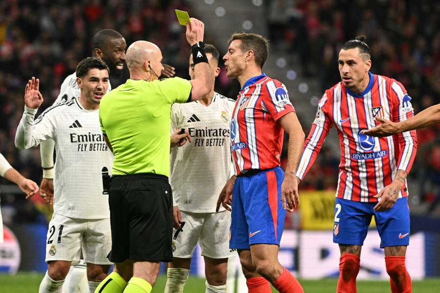 Hiszpańskie media: Real eliminuje Atletico w okrutny sposób, dobre sędziowanie Marciniaka