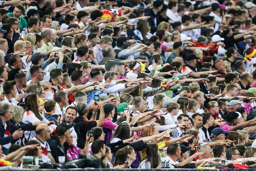 Deutschen Fans bei der La-Ola-Welle 