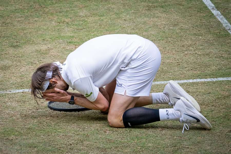 Alexander Bublik del Kazakistan festeggia la vittoria nella finale di Halle