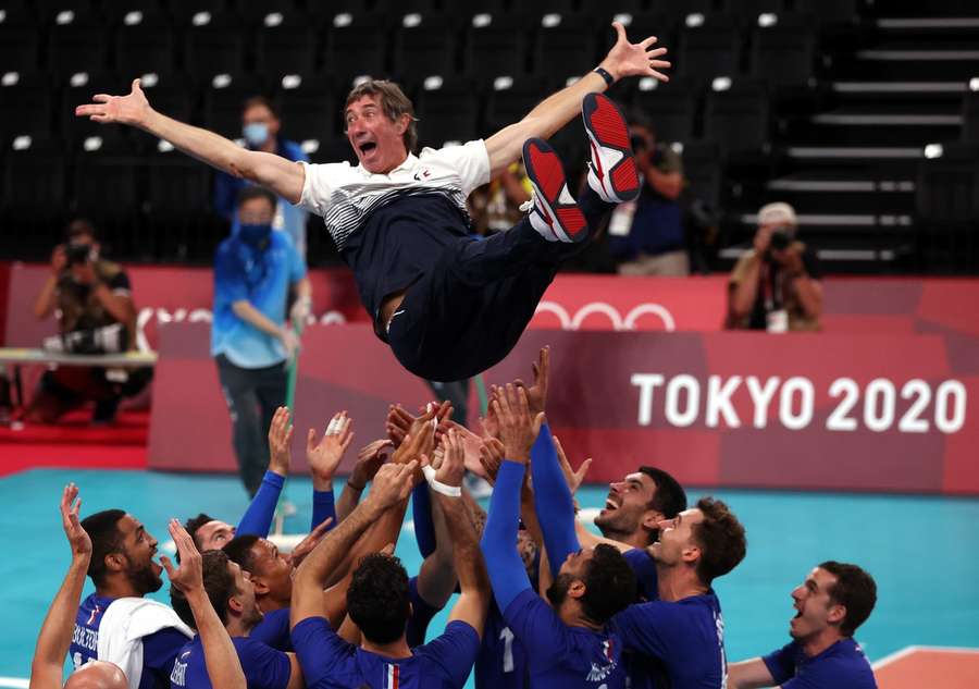 Laurent Tillie při oslavách zisku olympijského zlata. Laurent Tillie při oslavách zisku olympijského zlata.