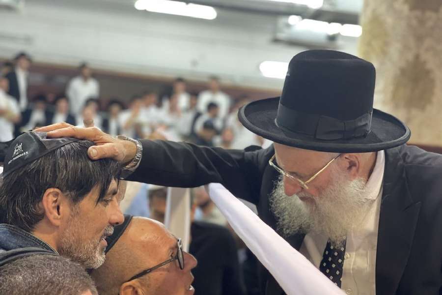 Dudu Aouate, con el rabino Reuven Elbaz Shalit'a