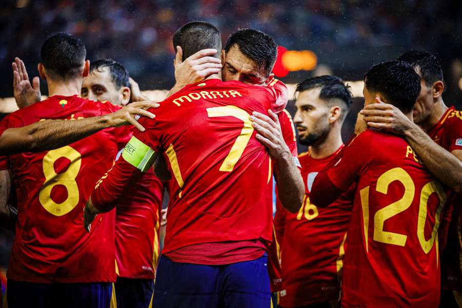 Los compañeros celebran con Morata el gol del capitán