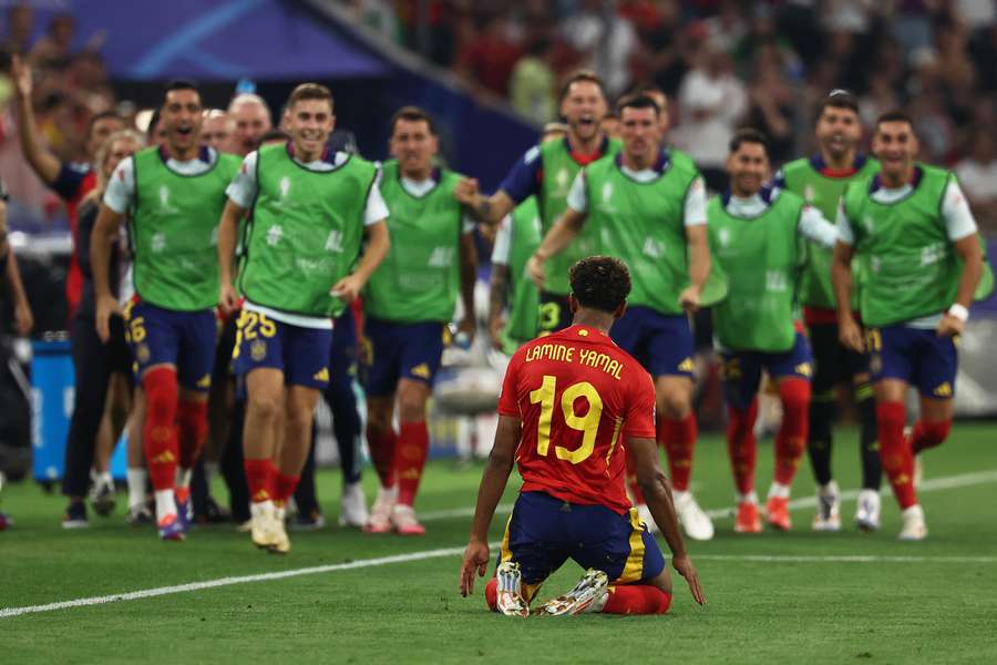 Lamine Yamal esulta dopo il gol alla Francia