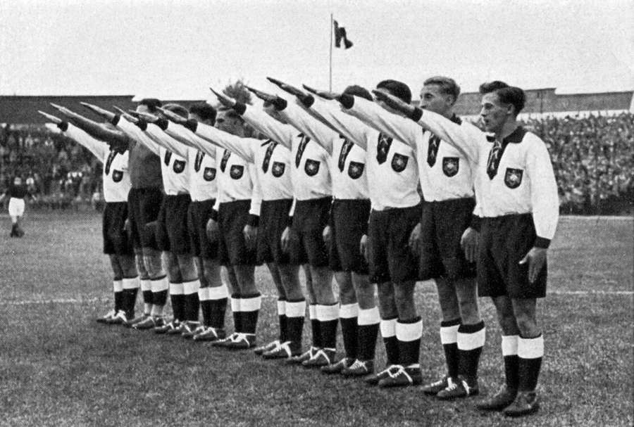 Jugadores de la selección alemana saludando al Führer en los Juegos Olímpicos de 1936