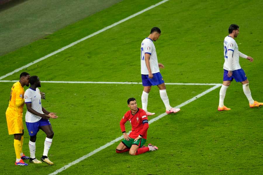 Cristiano, rodeado de jugadores franceses