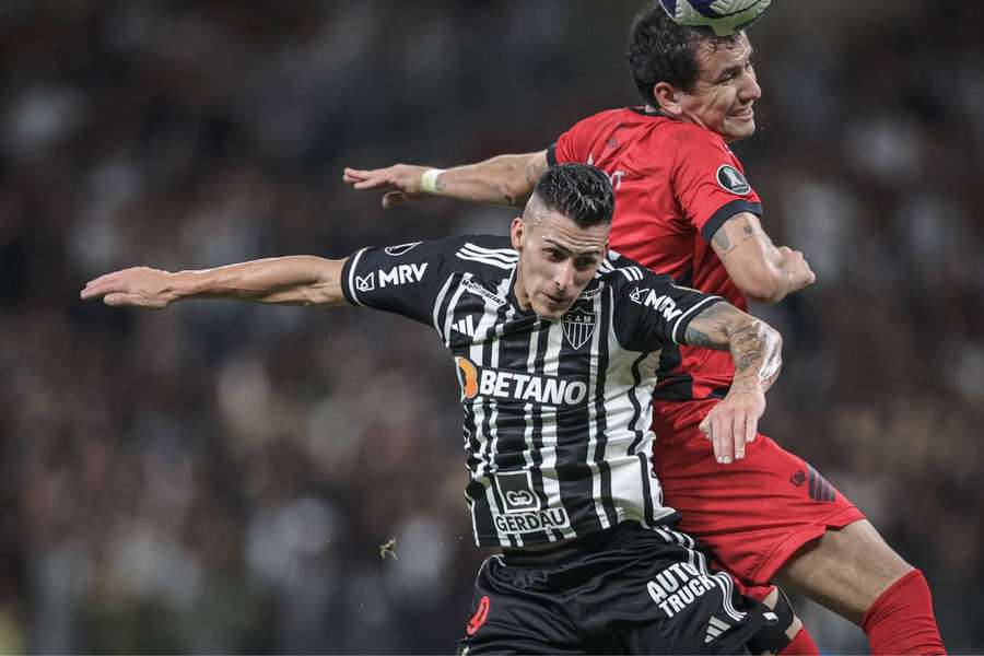 Jogadores de Galo e Furacão fizeram jogo bastante físico na etapa inicial