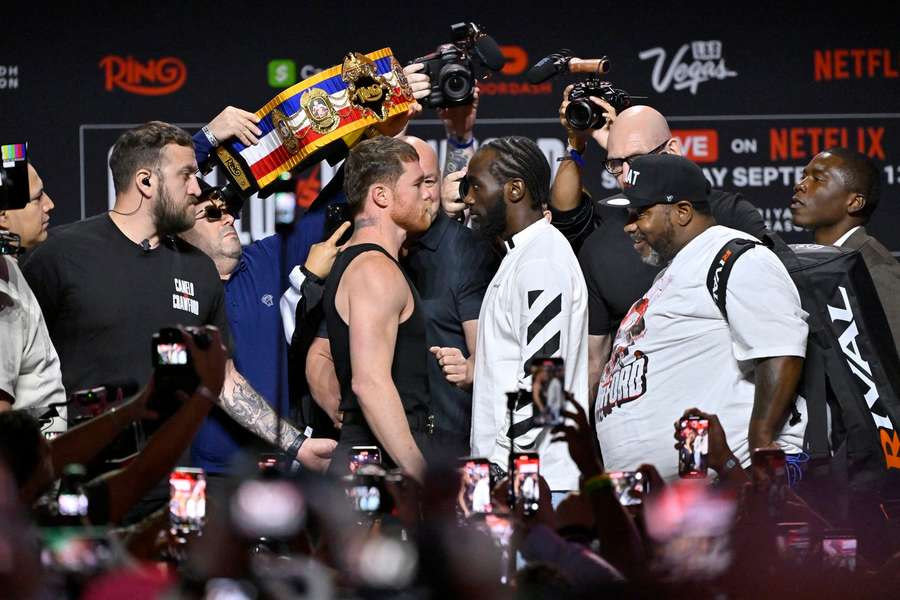 Alvarez and Crawford both tip scales at 167.5 pounds for title bout