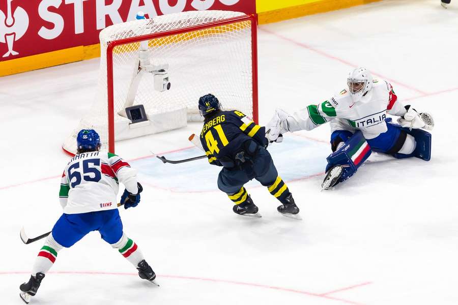 Ivar Stenberg scores his second goal to put Sweden 3-0 up Ivar Stenberg scores his second goal to put Sweden 3-0 up