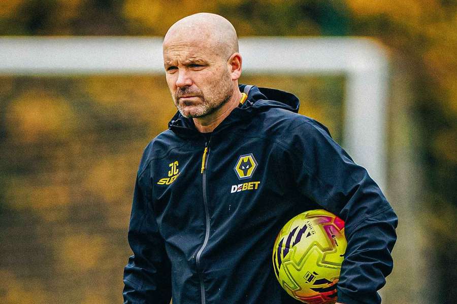 Collins orienta um treino do Wolverhampton Collins orienta um treino do Wolverhampton