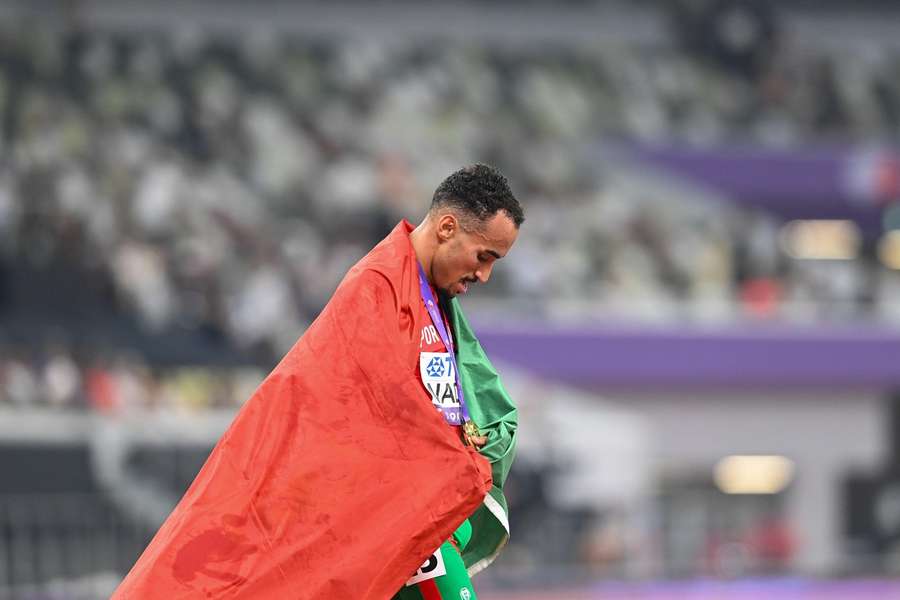 Isaac Nader com a bandeira de Portugal após ser coroado como campeão do Mundo