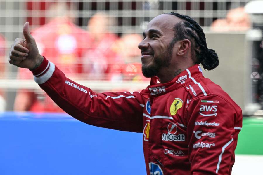 Lewis Hamilton celebra com seus fãs e torcedores na China Lewis Hamilton celebra com seus fãs e torcedores na China