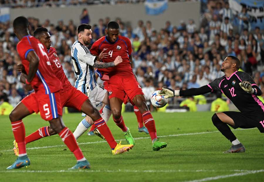 Panama's goalkeeper Jose Guerra (R) and Argentina's forward Lionel Messi vie for the ball