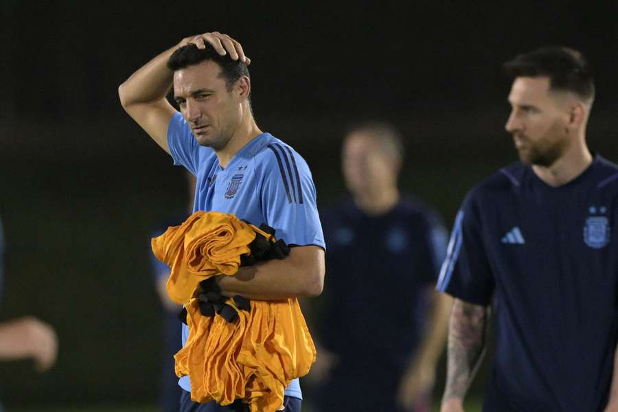 Lionel Scaloni em treinamento com outro Lionel, o Messi