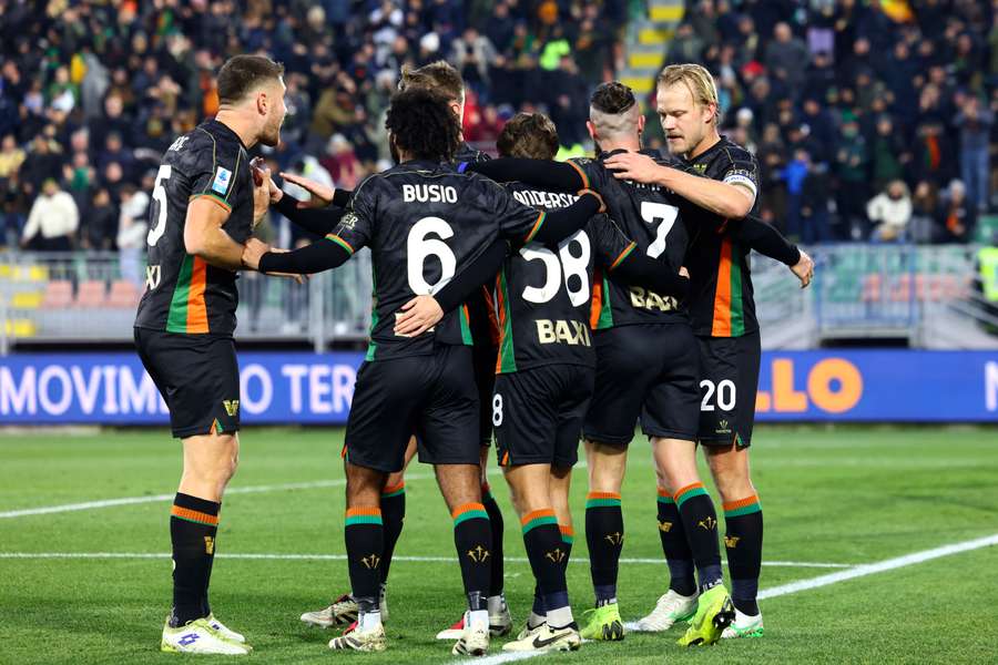 I giocatori del Venezia celebrano un gol