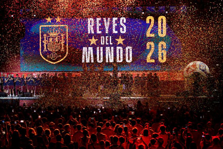 España celebra que en el mundo del fútbol reina La Roja