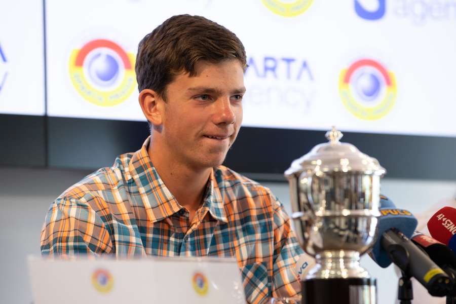 Jakub Filip s trofejí pro vítěze čtyřhry juniorů ve Wimbledonu 2023.