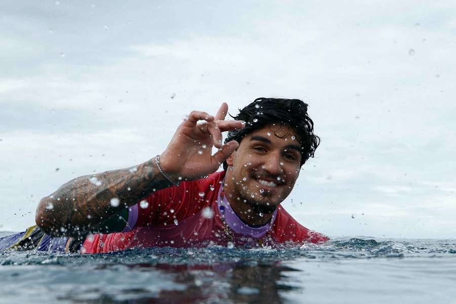 Gabriel Medina festeja triunfo sobre Kanoa Igarashi