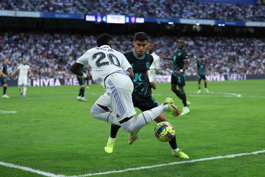 Vinicius realiza un regate en el Bernabéu