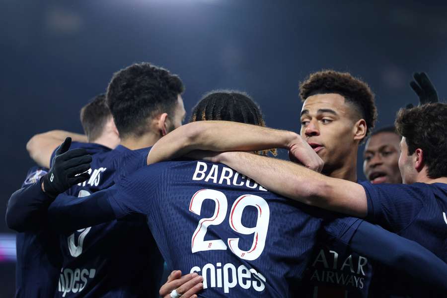 Bradley Barcola (centro), del París Saint-Germain, celebra con sus compañeros el primer gol contra el Lille.