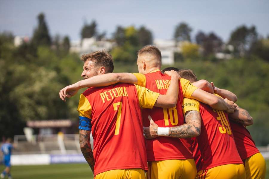 Dukla slaví postup do nejvyšší soutěže.