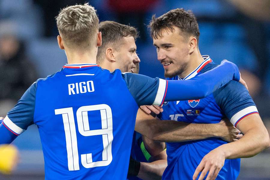 Slovensko sa teší z výhry nad Rumunskom. Slovensko sa teší z výhry nad Rumunskom.